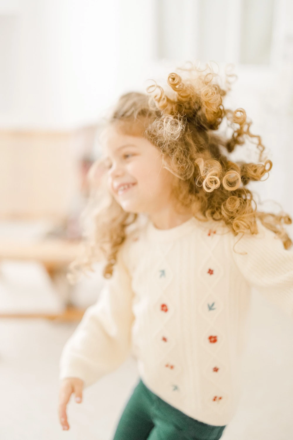 bonheur sourire enfant rose beige